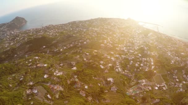 Fantastiska landskap på vulkanisk ö med många hus på gröna kullar, magiska timmen — Stockvideo