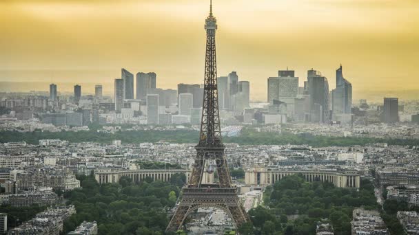 Eiffel-torony ellen felhőkarcolók üzleti belvárosában, nap-az éjjel time-lapse — Stock videók