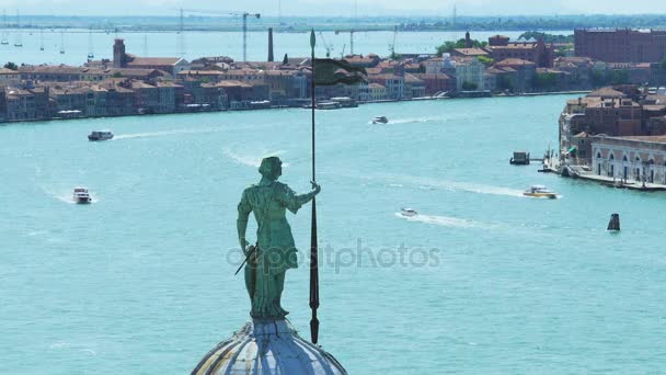 Kilátás a tetején a Grand Canal, San Giorgio Maggiore székesegyház emlékmű — Stock videók