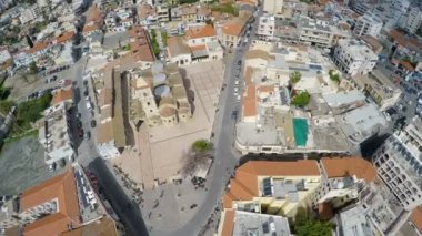 Quadrocopter üstgeçidin yukarıda sokaklar ve Binalar şehrin Larnaca, Kıbrıs