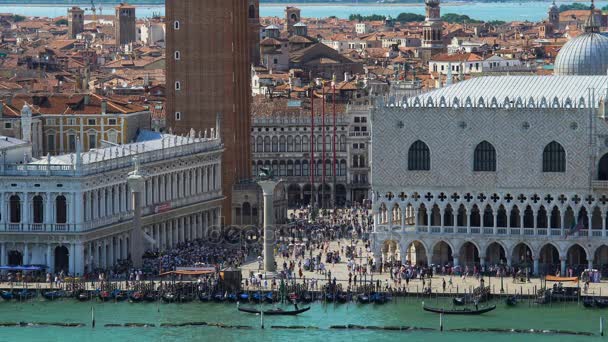 Pessoas relaxando na praça de São Marcos em Veneza, vista aérea, paisagem urbana de verão — Vídeo de Stock