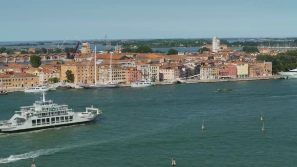 Ferry żeglarstwo w Wenecji nad Canal Grande, transport wody, zobacz Architektura — Wideo stockowe