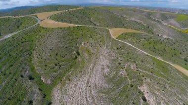 Hava Kıbrıs'tan manzaralar büyüleyici hills, üst kısımları üzerinde tarım manzara