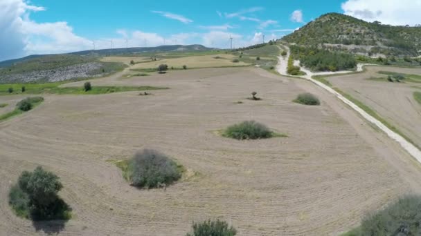 Fascynujący widok z lotu ptaka pól obszarów wiejskich i górskich dróg na Cyprze, Estakada — Wideo stockowe