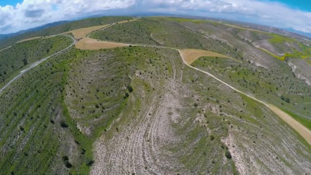 Voando sobre colinas verdes do Mediterrâneo, a grandeza da natureza, aérea — Vídeo de Stock