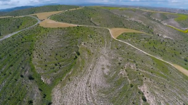 Hava Kıbrıs'tan manzaralar büyüleyici hills, üst kısımları üzerinde tarım manzara — Stok video