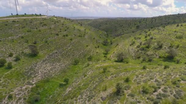 Flygfoto över vindkraftverk och olivträd på kullarna i — Stockvideo