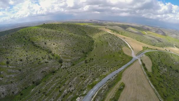 Quadrocopter, yeşil tepelerin uçan şaşırtıcı filme Kıbrıs manzaralar — Stok video