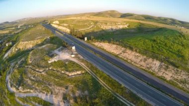 Haritalar ve atlaslar oluşturmak için alanı çevreleyen üzerinden toplama geodata robot