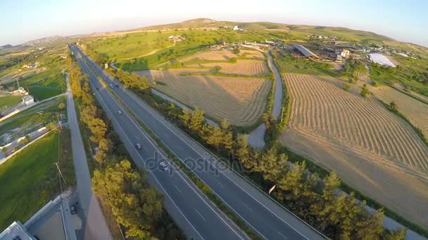 Luftaufnahme der malerischen Landschaft des mediterranen Vorortgebietes — Stockvideo