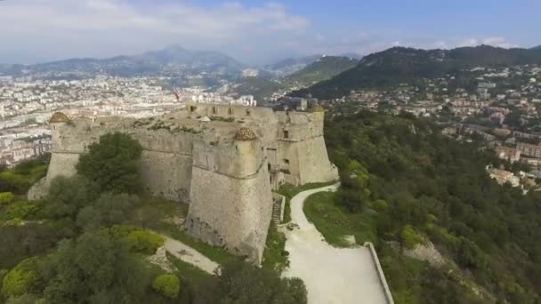 Luchtfoto van de Middellandse Zee en het oude fort in Provence-Alpes-Cote dazur — Stockvideo