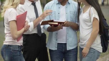 Ekonomi öğretmen ödev çok ırklı öğrencilere dersler sonra açıklayan.