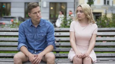 Kavga, telafi ve öpüşme, ilişki sonrasında bankta oturan Çift