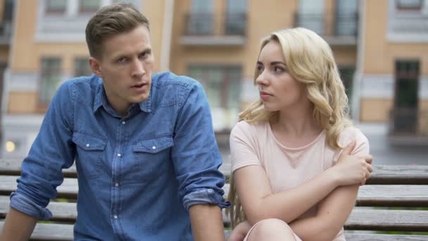 Kız ve erkek arkadaşı kızgın, yan yana oturan çift mücadele — Stok video