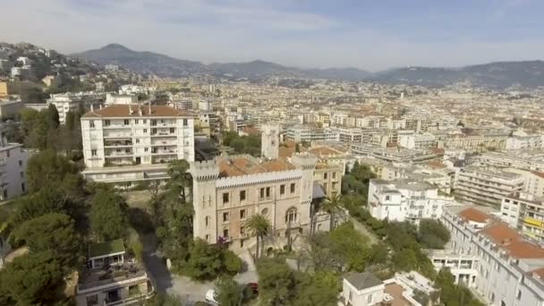 Velké město, ležící v rozsáhlé louky, hory, vytváření panoramatu, dovolená, Nice Francie — Stock video