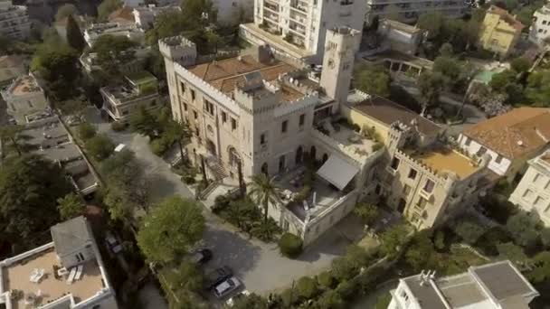 Розкішний замок як особняк, що стоїть в місті серед багатоквартирних будинків, повітряний — стокове відео