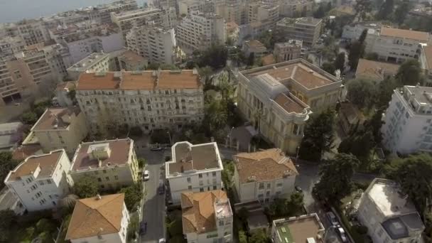 Edifícios de apartamentos bonitos em pé na costa, cidade resort, Riviera Francesa — Vídeo de Stock