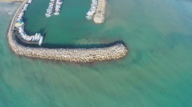 İnanılmaz hava dron şehirde Larnaka, Kıbrıs'ta tatil marina atış