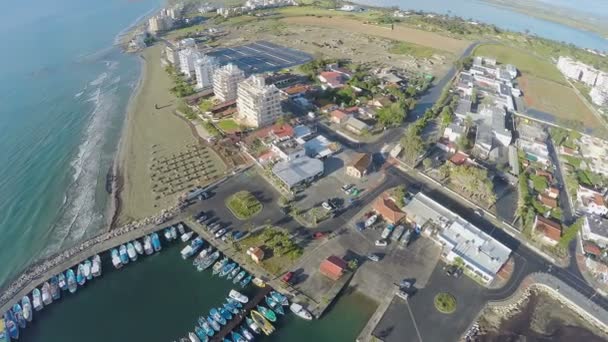 Aufregende Landschaft des Ferienortes, Luftaufnahme entlang der Küste und des Yachthafens von Larnaka — Stockvideo