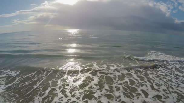 푸른 바다 파도 라 르 나카, 아름 다운 풍경, 사이 프 러 스에에서 도달 모래 해변 — 비디오