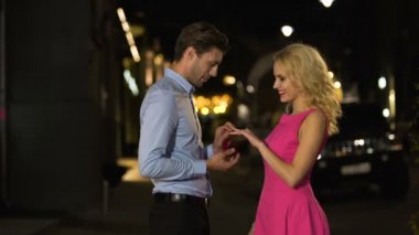 Onun kız arkadaşı pahalı vererek zengin damat halka teklif yapma baklava