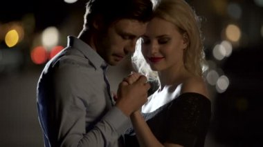 Yakışıklı erkek öpüşme kadın eli şefkatle, ayartma güzel sarışın tarihi dostum