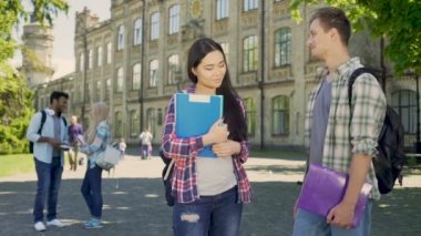 Güzel Asyalı kız college kampüsünde flört yakışıklı kıdemli öğrenci