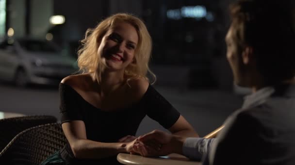 Hermosa mujer sonriente sentada con amada en la terraza de la cafetería, cita perfecta, amor — Vídeos de Stock