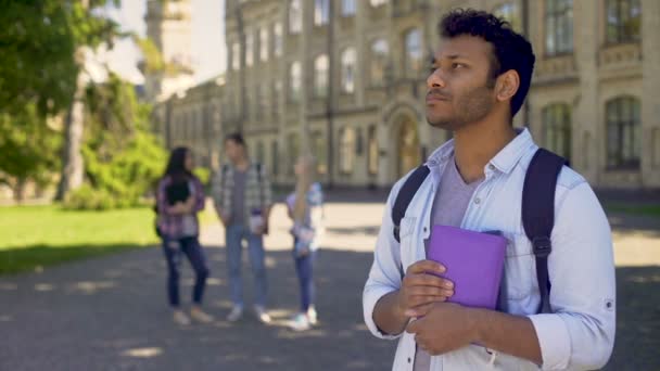 Biracial wymiana studencka czuje się samotny bez przyjaciół na Uniwersytecie za granicą — Wideo stockowe