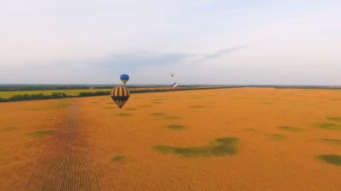 Buğday alanları, Ulusal Doğa, vatanseverlik kolaylıkları üzerinde uçan hava balonları