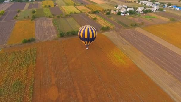 Montgolfières Atterrissant Sur Champ Rural Village Rivière Arrière Plan Aérien — Video