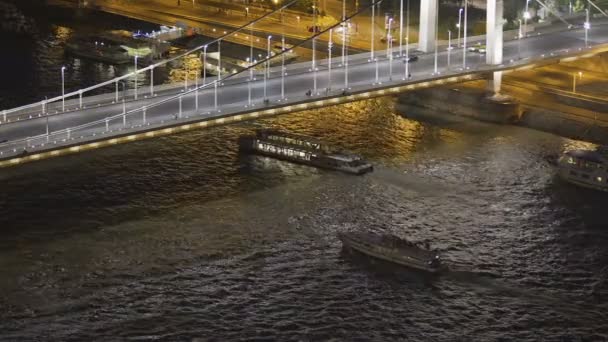 ツアー船鎖橋、ハンガリー、夕景の下でドナウ川の航行 — ストック動画