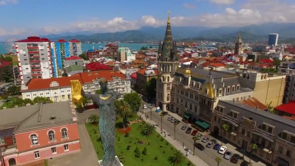 Medea-Statue gegen Batumi Georgien mit schwarzem Meer im Hintergrund, Luftaufnahme — Stockvideo