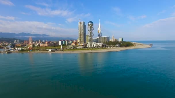 Batumi nadmorskiego parku z wieży Alphabetic przeciwko gród, antenowe, powiększanie — Wideo stockowe