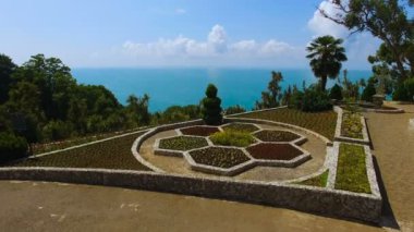 Batum Botanik Bahçesi Karadeniz, yaz aylarında turizm mavi sularına karşı
