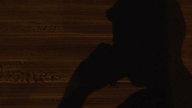 Cep telefonu ve bağırarak, telefon atma üzerinde konuşmak deli erkek manyak siluet