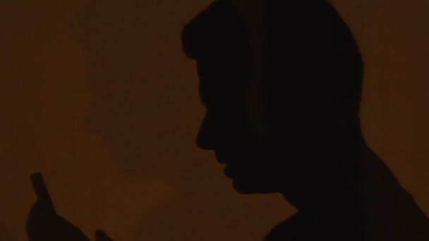A szomorú személy silhouette cellphone, sírás problémáról az életben üzenet olvasása — Stock videók