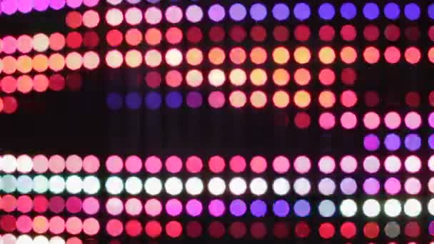 Luci a LED multicolori illuminanti su equalizzatore audio professionale, discoteca — Video Stock