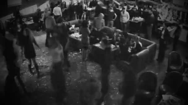 Czarno-biały film z kamery Cctv, ludzi relaks w klubie nocnym, timelapse — Wideo stockowe
