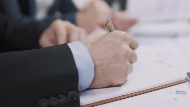 Abogado masculino escribiendo lista de prioridades en cuaderno, desarrollo de campaña electoral — Vídeo de stock