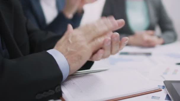 남자 양복 회의 분기, 승인 된 예산에 박수에 손 근접 촬영 — 비디오