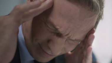 Orta yaşlı adam acı migren, kan basıncı ve kalp inme riski