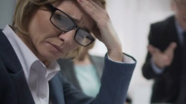 Konferans, üzgün işçisi kadın ofis baş ağrısı, patron fail hakkında kızgın hissediyor