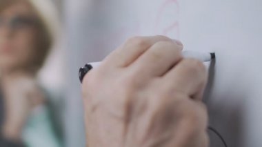 Gemide yazma, iş arkadaşı işkadını için strateji açıklayan erkek Yöneticisi