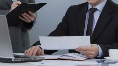 Liste-in yön, yazma Sekreter patron veren yönergeleri planlama projesi