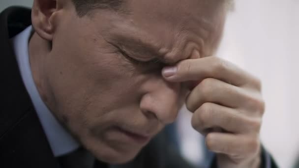 Уставший бизнесмен страдает от головной боли, риска сердечного приступа после переутомления — стоковое видео