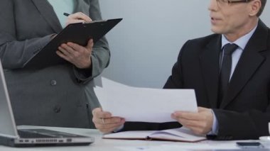 Patron iş sonuçtan memnun sekreteriyle başarılı proje hakkında konuşmak