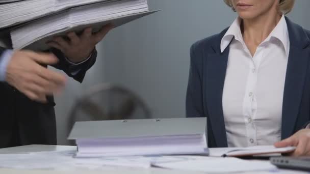 愤怒的经理投掷文件夹在工友前面, 妇女权利在事务 — 图库视频影像