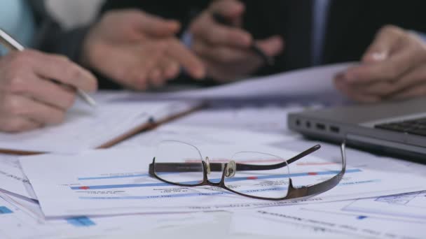 Óculos e documentos em cima da mesa, reunião de negócios, análise de dados — Vídeo de Stock