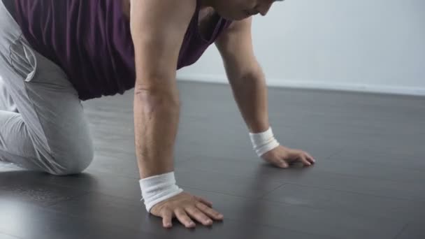 Adulto homem com sobrepeso tentando fazer flexões, perda de peso treino em casa, saúde — Vídeo de Stock